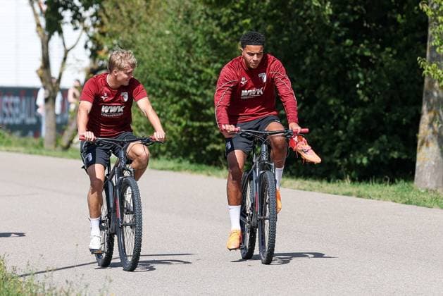 l-r: Hennes Behrens 16 FC Augsbburg), Noahkai Banks 40 (FC Augsburg) kommen mit dem Fahrrad zum Training, Training FC Augsburg, Fussball, 1. Bundesliga, Saison 2026 27, 02.09.2026 Augsburg Bayern Deutschland *** l r Hennes Behrens 16, FC Augsburg; Noahkai Banks 40, FC Augsburg ride their bikes to practice; FC Augsburg practice; soccer; Bundesliga 1; 2026–27 season; February 9, 2026; Augsburg, Bavaria, Germany Copyright: xkolbert-press ChristianxKolbertx