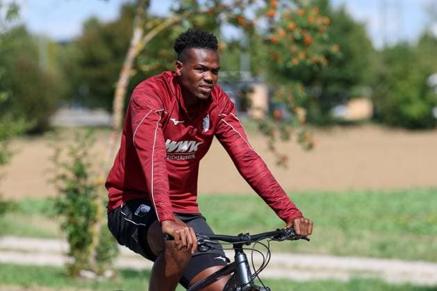 Juma Bah 35 (FC Augsburg) kommt mit dem Fahrrad zum Training, Training FC Augsburg, Fussball, 1. Bundesliga, Saison 2026 27, 02.09.2026 Augsburg Bayern Deutschland *** Juma Bah, 35, FC Augsburg rides his bike to practice; FC Augsburg practice; soccer; Bundesliga 1; 2026–27 season; February 9, 2026; Augsburg, Bavaria, Germany Copyright: xkolbert-press ChristianxKolbertx