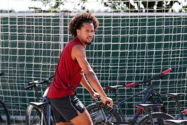 Han-Noah Massengo 4 (FC Augsburg) kommt mit dem Fahrrad zum Training, Training FC Augsburg, Fussball, 1. Bundesliga, Saison 2026 27, 02.09.2026 Augsburg Bayern Deutschland *** Han Noah Massengo 4 FC Augsburg rides his bike to practice, FC Augsburg practice, soccer, Bundesliga 1, 2026–27 season, February 9, 2026, Augsburg, Bavaria, Germany Copyright: xkolbert-press ChristianxKolbertx