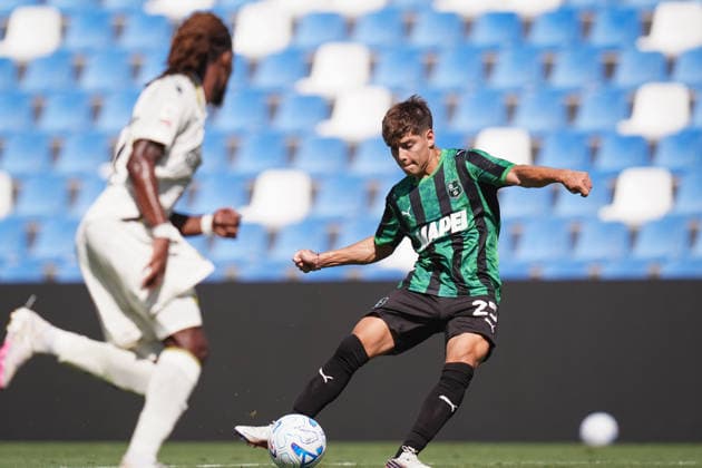 SassuoloÕs Benjamin Dominguez fights for the ball with FrosinoneÕs Enzo Tchato during the Round of 16 of Frecciarossa Italian Cup 2026 2027 match between Sassuolo and Frosinone at Mapei Stadium Cittˆ del Tricolore - Soccer - Reggio Emilia, Italy - Wednesday September 2, 2026  Copyright: xMassimoxPaolone LaPressex