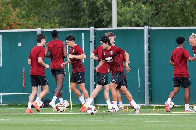Die Spieler machen sich warm, Young-woo Seol 7 (FC Augsburg), Training FC Augsburg, Fussball, 1. Bundesliga, Saison 2026 27, 02.09.2026 Augsburg Bayern Deutschland *** The players are warming up: Young Woo Seol (No. 7, FC Augsburg), FC Augsburg training, soccer, Bundesliga 1, 2026–27 season, February 9, 2026, Augsburg, Bavaria, Germany Copyright: xkolbert-press ChristianxKolbertx