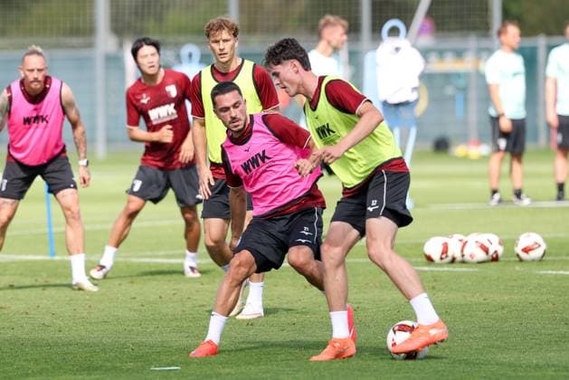 im Zweikampf, Aktion, mit Arijon Ibrahimovic 21 (FC Augsburg), Tim Schnitzer 37 (FC Augsburg), Training FC Augsburg, Fussball, 1. Bundesliga, Saison 2026 27, 02.09.2026 Augsburg Bayern Deutschland *** One-on-one, action, featuring Arijon Ibrahimovic (21, FC Augsburg) and Tim Schnitzer (37, FC Augsburg), FC Augsburg training, soccer, Bundesliga 1, 2026–27 season, February 9, 2026, Augsburg, Bavaria, Germany Copyright: xkolbert-press ChristianxKolbertx