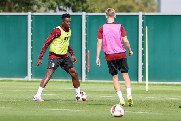 im Zweikampf, Aktion, mit Juma Bah 35 (FC Augsburg), Anton Kade 30 (FC Augsburg), Training FC Augsburg, Fussball, 1. Bundesliga, Saison 2026 27, 02.09.2026 Augsburg Bayern Deutschland *** One-on-one, action, featuring Juma Bah (35, FC Augsburg) and Anton Kade (30, FC Augsburg), FC Augsburg training, soccer, Bundesliga 1, 2026–27 season, February 9, 2026, Augsburg, Bavaria, Germany Copyright: xkolbert-press ChristianxKolbertx