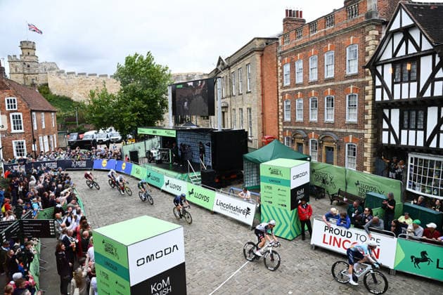 2026 Lloyds Tour of Britain Men Picture by Simon Wilkinson SWpix.com - 02 09 2026 - Cycling - UCI ProSeries - 2026 Lloyds Tour of Britain Men - Stage 1: Lincoln to Lincoln (182.5km) - The Peloton passing the main stage Copyright: x xSWpix.comx(t axPhotographyxHubxLtd)xSimonxWilkinson SWpix.comx SWP-3030-21816