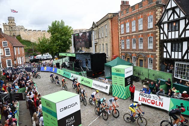 2026 Lloyds Tour of Britain Men Picture by Simon Wilkinson SWpix.com - 02 09 2026 - Cycling - UCI ProSeries - 2026 Lloyds Tour of Britain Men - Stage 1: Lincoln to Lincoln (182.5km) - The Peloton passing the main stage Copyright: x xSWpix.comx(t axPhotographyxHubxLtd)xSimonxWilkinson SWpix.comx SWP-3030-21817