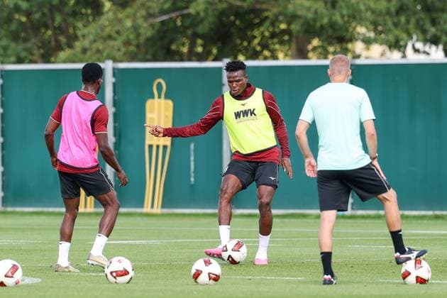 am Ball Juma Bah 35 (FC Augsburg), Training FC Augsburg, Fussball, 1. Bundesliga, Saison 2026 27, 02.09.2026 Augsburg Bayern Deutschland *** Juma Bah, 35, FC Augsburg, FC Augsburg training, soccer, Bundesliga 1, 2026–27 season, February 9, 2026, Augsburg, Bavaria, Germany Copyright: xkolbert-press ChristianxKolbertx