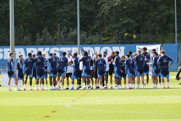 2026.09.02 xfsx Fussball 1. Bundesliga Hamburger Sportverein - Training am Volksparkstadion v.l. Die Mannschaft vom Hamburger SV begruesst den neuen Mitspieler David Moeller Wolfe ( Hamburger SV, 3) (DFL DFB regulations prohibit any use of photographs as image sequences and or quasi-video. *** September 2, 2026 xfsx Soccer 1st Bundesliga Hamburger Sportverein Training at Volksparkstadion From left: The Hamburger SV team welcomes new teammate David Moeller Wolfe Hamburger SV, 3 DFL DFB regulations prohibit any use of photographs as image sequences and or quasi-video Copyright: HMBxMedia FernandoxSoares