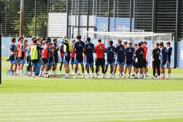 2026.09.02 xfsx Fussball 1. Bundesliga Hamburger Sportverein - Training am Volksparkstadion v.l. Abschlussbesprechung nach dem Training (DFL DFB regulations prohibit any use of photographs as image sequences and or quasi-video. *** September 2, 2026 xfsx Soccer 1st Bundesliga Hamburger Sportverein Training at Volksparkstadion (from left) Post-training debriefing DFL and DFB regulations prohibit any use of photographs as image sequences and or quasi-video Copyright: HMBxMedia FernandoxSoares