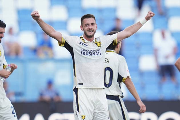 FrosinoneÕs Aleksa Terzic celebrates after scoring the 1-1 goal for his team during the Round of 16 of Frecciarossa Italian Cup 2026 2027 match between Sassuolo and Frosinone at Mapei Stadium Cittˆ del Tricolore - Soccer - Reggio Emilia, Italy - Wednesday September 2, 2026  Copyright: xMassimoxPaolone LaPressex