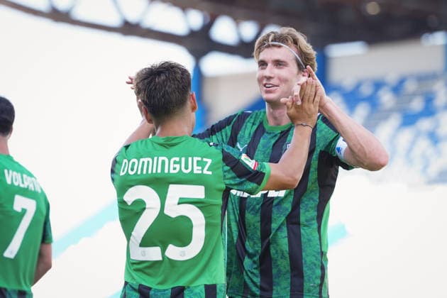 SassuoloÕs Benjamin Dominguez celebrates with SassuoloÕs Kristian Thorstvedt after scoring the 1-0 goal for his team during the Round of 16 of Frecciarossa Italian Cup 2026 2027 match between Sassuolo and Frosinone at Mapei Stadium Cittˆ del Tricolore - Soccer - Reggio Emilia, Italy - Wednesday September 2, 2026  Copyright: xMassimoxPaolone LaPressex