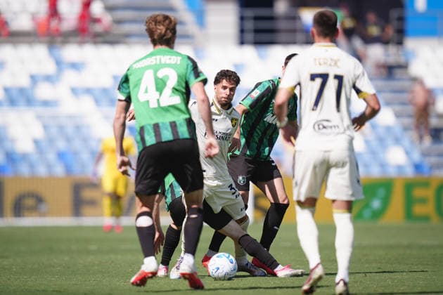 FrosinoneÕs Anouar El Azzouzi in action during the Round of 16 of Frecciarossa Italian Cup 2026 2027 match between Sassuolo and Frosinone at Mapei Stadium Cittˆ del Tricolore - Soccer - Reggio Emilia, Italy - Wednesday September 2, 2026  Copyright: xMassimoxPaolone LaPressex