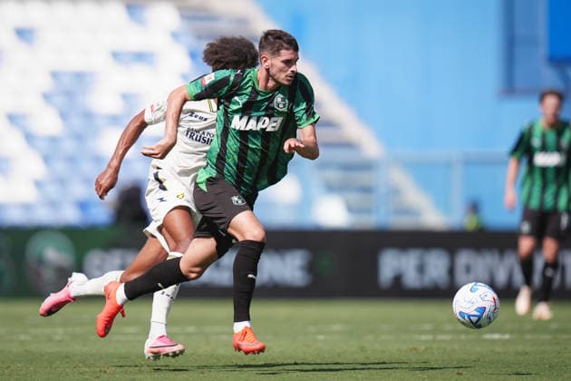 SassuoloÕs Luca Lipani fights for the ball with FrosinoneÕs Kevin Akpoguma during the Round of 16 of Frecciarossa Italian Cup 2026 2027 match between Sassuolo and Frosinone at Mapei Stadium Cittˆ del Tricolore - Soccer - Reggio Emilia, Italy - Wednesday September 2, 2026  Copyright: xMassimoxPaolone LaPressex