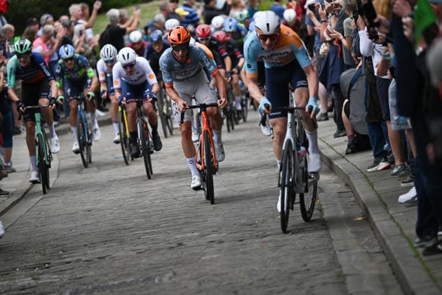 2026 Lloyds Tour of Britain Men Picture by Zac Williams SWpix.com - 02 09 2026 - Cycling - UCI ProSeries - 2026 Lloyds Tour of Britain Men - Stage 1: Lincoln to Lincoln (182.5km) - The Peloton heading up the cobbles in Lincoln Cycling Copyright: x xSWpix.comx(t axPhotographyxHubxLtd)xZacxWilliams SWpix.comx SWP-3030-21861