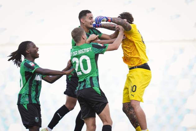 SassuoloÕs Stefano Turati and the players of Sassuolo celebrate for the victory at the end of the Round of 16 of Frecciarossa Italian Cup 2026 2027 match between Sassuolo and Frosinone at Mapei Stadium Cittˆ del Tricolore - Soccer - Reggio Emilia, Italy - Wednesday September 2, 2026  Copyright: xMassimoxPaolone LaPressex