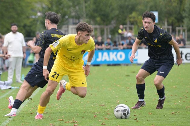 Luca Damiano Molinari of SG Sonnenhof Großaspach, No. 21, battles for the ball with Egemen Sarikaya of TSV Ehningen, No. 10, and Lion Janzen of TSV Ehningen, No. 16; TSV Ehningen vs. SG Sonnenhof Großaspach, soccer, DB Regio wfv Cup Round of 16, 2026–2027 season, September 2, 2026, TSV Ehningen vs. SG Sonnenhof Großaspach, soccer, DB Regio wfv Cup Round of 16, 2026–2027 season, September 2, 2026, Ehningen Copyright: xEibner-Pressefotox EP_TBR