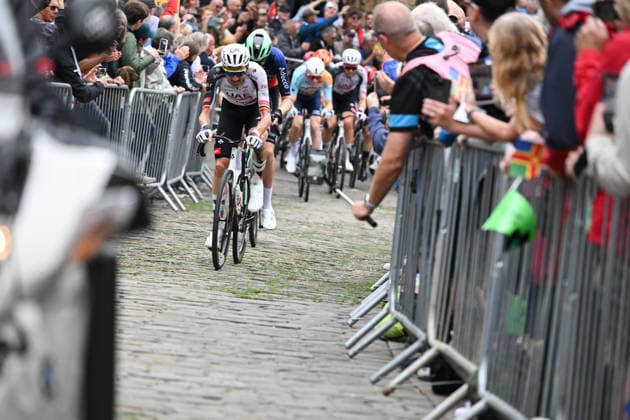 2026 Lloyds Tour of Britain Men Picture by Zac Williams SWpix.com - 02 09 2026 - Cycling - UCI ProSeries - 2026 Lloyds Tour of Britain Men - Stage 1: Lincoln to Lincoln (182.5km) - The peloton heading up the cobbles in Lincoln Cycling Copyright: x xSWpix.comx(t axPhotographyxHubxLtd)xZacxWilliams SWpix.comx SWP-3030-21882