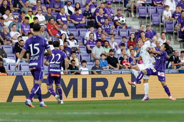 SOCCER - BL, A.Wien vs Wattens VIENNA,AUSTRIA,02.SEP.26 - SOCCER - ADMIRAL Bundesliga, FK Austria Wien vs WSG Tirol. Image shows Thomas Goiginger (Wattens) and Taeseok Lee (A.Wien).  GEPAxpictures xArminxRauthner