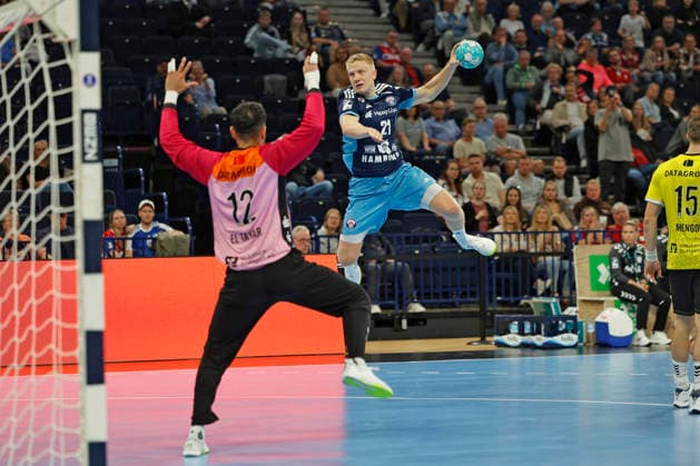 Handball 1. Opel Bundesliga 2026 2027 - Handball Club Hamburg (HCH) vs. TBV Stuttgart Frederik Bo Andersen (Hamburg) zielt aufs Tor von Mohamed Essam Moustafa El-Tayar (Stuttgart) und trifft . Barclays Arena Hamburg Hamburg Foto: Frank Schoof *** Local Caption *** Eine Veroeffentlichung ist honorarpflichtig. Dieses Bild ist zur redaktionellen Verwendung bestimmt. Eine werbliche Verwendung erfordert eine zusaetzliche Freigabe. *** Handball 1 Opel Bundesliga 2026–2027 Handball Club Hamburg (HCH) vs. TBV Stuttgart Frederik Bo Andersen (Hamburg) aims for the goal defended by Mohamed Essam Moustafa El Tayar (Stuttgart) and scores at Barclays Arena, Hamburg. Photo by Frank Schoof *** Local Caption *** Publication is subject to a fee.