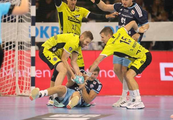 Photo: Samuel Röthlisberger (left) and Simone MENGON (right), both from Stuttgart, against Oliver NORLYK of Hamburg; Men s Handball 1st Bundesliga, Matchday 2, Wed, Sept. 2, 2026; Handball 1st League: HCH Hamburg vs. TVB Stuttgart