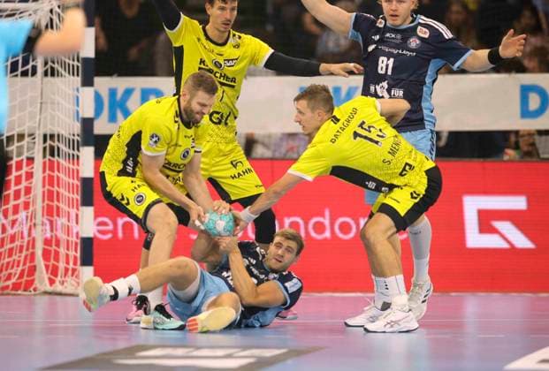 Photo: Samuel Röthlisberger (left) and Simone MENGON (right), both from Stuttgart, against Oliver NORLYK of Hamburg; Men s Handball 1st Bundesliga, Matchday 2, Wed, Sept. 2, 2026; Handball 1st League: HCH Hamburg vs. TVB Stuttgart
