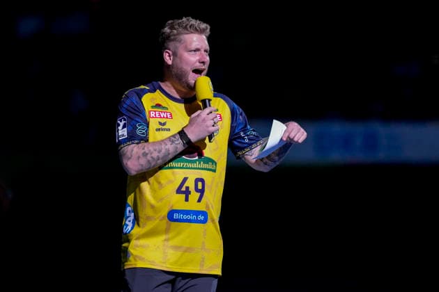Kevin Gerwin, announcer and arena commentator for RNL, gives instructions, gesturing with his arms; single frame, single photo, action, September 2, 2026, Mannheim, Germany; handball, Bundesliga, Rhein-Neckar Löwen vs. VfL Gummersbach xozx