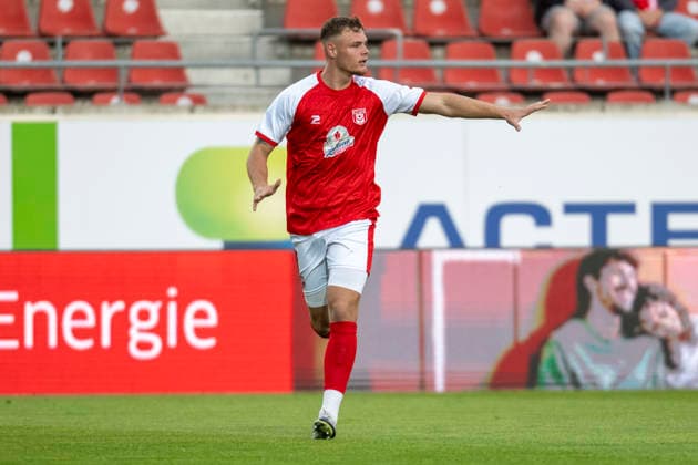 Regionalliga Northeast Season 26-27 Hallescher FC vs. SV Tasmania Berlin Halle, Germany September 2, 2026 Pictured: Vin Kastull, Halle; gesturing, gesture, Halle Saale Leuna Chemie Stadium, Saxony-Anhalt, Germany