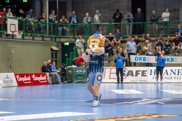 It s time, too, for the BHC mascot: Bergischer HC vs. SG Flensburg Handewitt, Handball, Opel HBL, Matchday 2, 2026–2027 Season, September 2, 2026, Bergischer HC vs. SG Flensburg Handewitt, Handball, Opel HBL, Matchday 2, 2026–2027 Season, September 2, 2026, Wuppertal Copyright: xEibner-Pressefoto ThomasxHaeslerx EP_THR