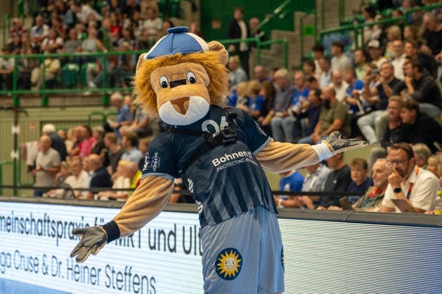 The BHC mascot cheers on the fans Bergischer HC vs. SG Flensburg Handewitt, Handball, Opel HBL, Matchday 2, 2026–2027 season, September 2, 2026 Bergischer HC vs. SG Flensburg Handewitt, Handball, Opel HBL, Matchday 2, 2026–2027 season, September 2, 2026 Wuppertal Copyright: xEibner-Pressefoto ThomasxHaeslerx EP_THR