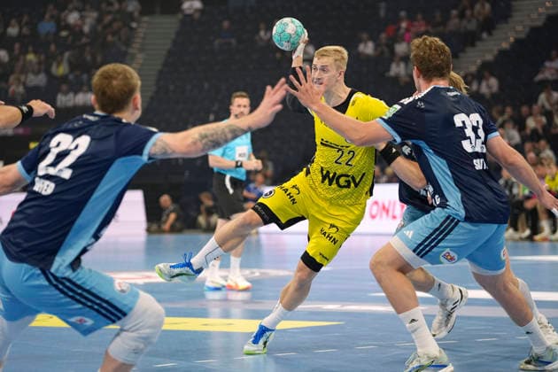 Photo: Torben MATZGEN (Stuttgart) shooting at the goal against Moritz SAUTER (right) and Noah BEYER (left), both of Hamburg Men s Handball 1st Bundesliga, Matchday 2 on Wed, Sep 2, 2026. Handball 1st League: HCH Hamburg vs. TVB Stuttgart