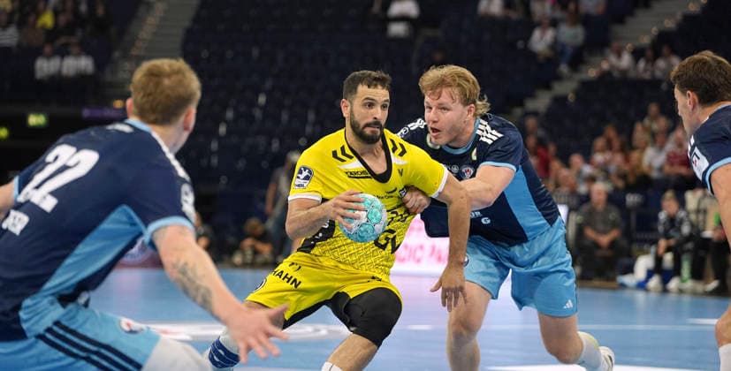 Photo: Mohamed Amine DARMOUL of Stuttgart shoots on goal against Martin HOVDE (right), Hamburg Men s Handball 1st Bundesliga, Matchday 2 on Wed, Sep 2, 2026; Handball 1st League: HCH Hamburg vs. TVB Stuttgart