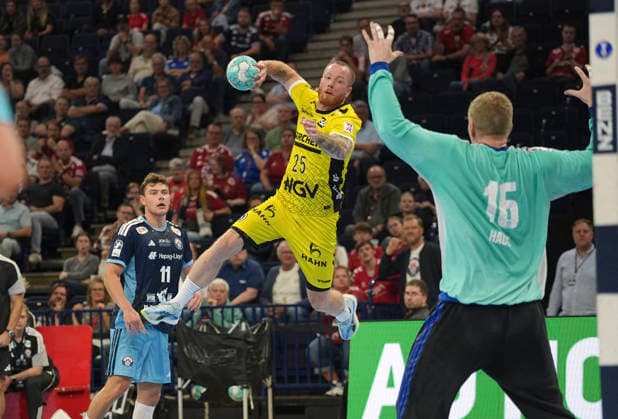 Photo: Patrick ZIEKER (Stuttgart) shoots on goal against goalkeeper Robin HAUG (Hamburg), Men s Handball 1st Bundesliga, Matchday 2, Wed, Sep 2, 2026; Handball 1st League: HCH Hamburg vs. TVB Stuttgart