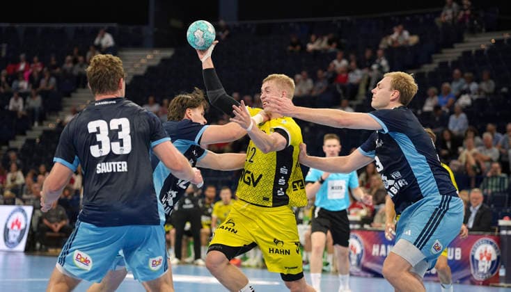 Photo: Torben MATZGEN of Stuttgart taking a shot against Einar OLAFSSON (right), Moritz SAUTER, and Jan Christian Schmidt—all of Hamburg—Men s Handball Bundesliga 1, Matchday 2, Wed, Sep 2, 2026. Handball 1st Division: HCH Hamburg vs. TVB Stuttgart
