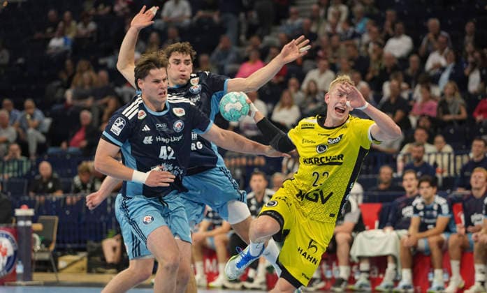 Photo: Torben MATZGEN (Stuttgart) taking a shot against Jan Christian Schmidt, with Elias KOFLER (Hamburg) in the background. Men s Handball 1st Bundesliga, Matchday 2, Wed, Sept. 2, 2026. Handball 1st League: HCH Hamburg vs. TVB Stuttgart