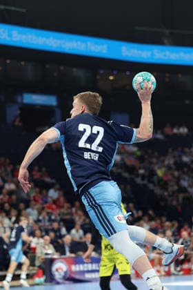Handball: Opel Handball Bundesliga 2026–2027, Handball Sport Verein Hamburg vs. TVB Stuttgart, Noah Beyer (Hamburg), shot on goal, unsuccessful, Barclays Arena Hamburg