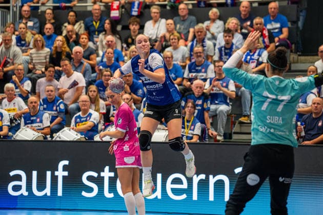 HSG Blomberg Lippe GER vs. TuS Metzingen GER, Handball, Women’s Handball Bundesliga Division 1, Matchday 2, 2026–2027 Season, Blomberg, September 2, 2026: Nieke Kuehne of HSG Blomberg Lippe scores on a goal throw against Sara Suba of TuS Metzingen, 77, at the Blomberg Synflex Arena on Ulmenallee, Germany