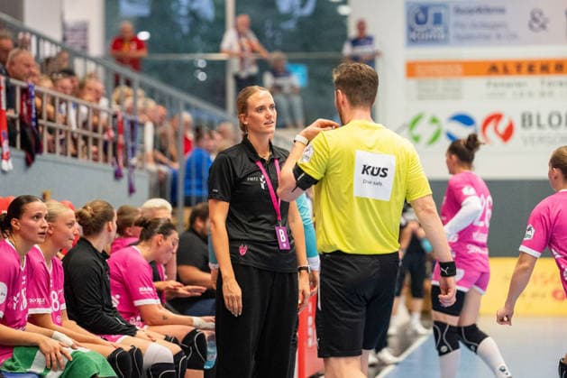 HSG Blomberg Lippe GER vs. TuS Metzingen GER, Handball, Women’s Handball Bundesliga 1, Matchday 2, 2026–2027 Season, Blomberg, September 2, 2026: Miriam Hirsch of TuS Metzingen, the head coach, complains to the referee at the Blomberg Synflex Arena on Ulmenallee, Germany