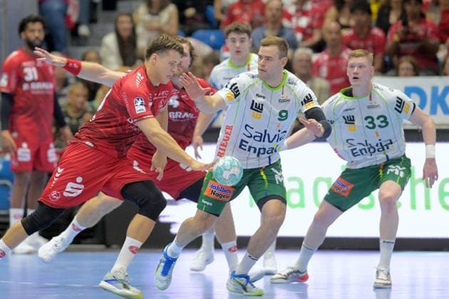 Aaron Mensing, MT Melsungen 33, on the ball; Max Beneke, Frisch Auf Göppingen 9; Ymir Oern Gislason, Frisch Auf Göppingen 33; GER, MT Melsungen vs. Frisch Auf Göppingen, Handball, 1st Bundesliga, Matchday 2, 2026–2027 season, September 2, 2026, GER, MT Melsungen vs. Frisch Auf Göppingen, Handball, 1st Bundesliga, Matchday 2, 2026–2027 Season, September 2, 2026, Kassel Copyright: xEibner-Pressefotox xRolandxSippelx EP_RSL