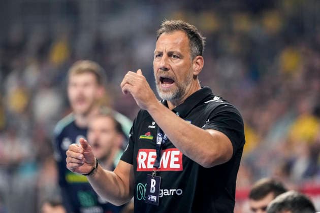 Maik Machulla, coach and head coach of the RNL, gives instructions, gesturing with his arms; single frame, single photo, action, September 2, 2026, Mannheim, Germany; handball, Bundesliga, Rhein-Neckar Löwen vs. VfL Gummersbach xozx