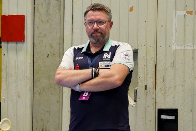 Coach Thomas Zeitz of Sport Union Neckarsulm looks disappointed during the Alsco Women s Handball Bundesliga match between Borussia Dortmund and Sport Union Neckarsulm at Sporthalle Wellinghofen on September 2, 2026, in Dortmund, Germany. Photo by Marco Steinbrenner, DeFodi Images. Coach Thomas Zeitz of Sport Union Neckarsulm looks dejected during the Alsco Handball Bundesliga Women’s match between Borussia Dortmund and Sport Union Neckarsulm at Sporthalle Wellinghofen on September 2, 2026 in Dortmund, Germany Photo by Marco Steinbrenner DeFodi Images Photo by Marco Steinbrenner DeFodi Images
