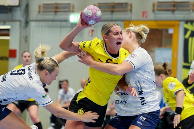 Fanny Elovson of Sport Union Neckarsulm, Dana Bleckmann of Borussia Dortmund, and Annefleur Bruggeman of Sport Union Neckarsulm battle for the ball during the Alsco Women s Handball Bundesliga match between Borussia Dortmund and Sport Union Neckarsulm, Sporthalle Wellinghofen on September 2, 2026, in Dortmund, Germany. Photo by Marco Steinbrenner, DeFodi Images. Fanny Elovson of Sport Union Neckarsulm, Dana Bleckmann of Borussia Dortmund and Annefleur Bruggeman of Sport Union Neckarsulm battle for the ball during the Alsco Women’s Handball Bundesliga match between Borussia Dortmund and Sport Union Neckarsulm at Sporthalle Wellinghofen on September 2, 2026 in Dortmund, Germany Photo by Marco Steinbrenner, DeFodi Images Photo by Marco Steinbrenner, DeFodi Images