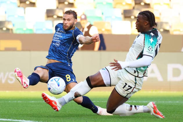 UdineseÕs Jesper Karlstroem fights for the ball with Venezia s arme bella kotchap during the Coppa Italia soccer match between Udinese and Venezia at the Friuli Stadium in Udine, north east Italy - September 02, 2026. - Soccer  Copyright: xAndreaxBressanutti LaPressex
