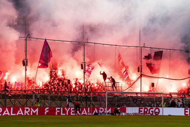 OSNABRUECK, GERMANY - SEPTEMBER 02: VfL Osnabrueck fans burning bengalos during warm up before the DFB Pokal match between VfL Osnabrueck vs. FC Bayern Muenchen at Bremer Bruecke on matchday 1 of the DFB Pokal on September 02, 2026 in Osnabrueck, Germany. DFB REGULATIONS PROHIBIT ANY USE OF PHOTOGRAPHS AS IMAGE SEQUENCES AND OR QUASI-VIDEO. Lower Saxony Germany Copyright: xSteffiexWunderlx
