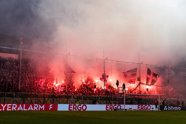 OSNABRUECK, GERMANY - SEPTEMBER 02: VfL Osnabrueck fans burning bengalos during warm up before the DFB Pokal match between VfL Osnabrueck vs. FC Bayern Muenchen at Bremer Bruecke on matchday 1 of the DFB Pokal on September 02, 2026 in Osnabrueck, Germany. DFB REGULATIONS PROHIBIT ANY USE OF PHOTOGRAPHS AS IMAGE SEQUENCES AND OR QUASI-VIDEO. Lower Saxony Germany Copyright: xSteffiexWunderlx