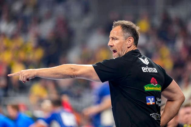 Maik Machulla, coach and head coach of the RNL, gives instructions, gesturing with his arms; single frame, single photo, action, September 2, 2026, Mannheim, Germany; handball, Bundesliga, Rhein-Neckar Löwen vs. VfL Gummersbach xozx