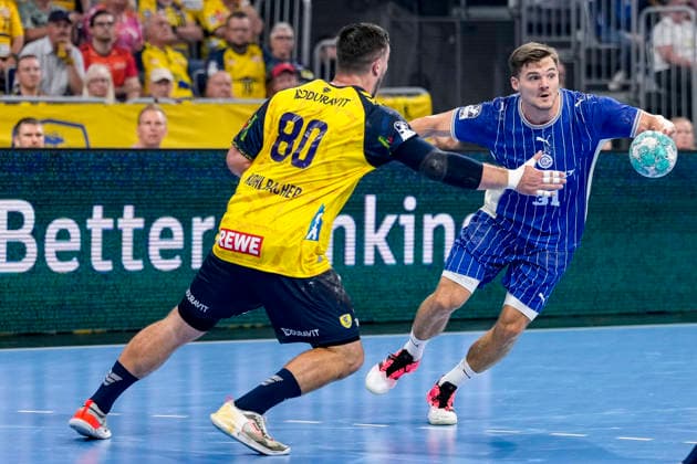 From left: Jannik Kohlbacher (RNL), 80, Kay Smits (VfL), 31, tackle, game scene, duel, tackle, tackling, dynamism, action, 02 09 2026, Mannheim, Germany, handball, Bundesliga, Rhein-Neckar Löwen vs. VfL Gummersbach xozx