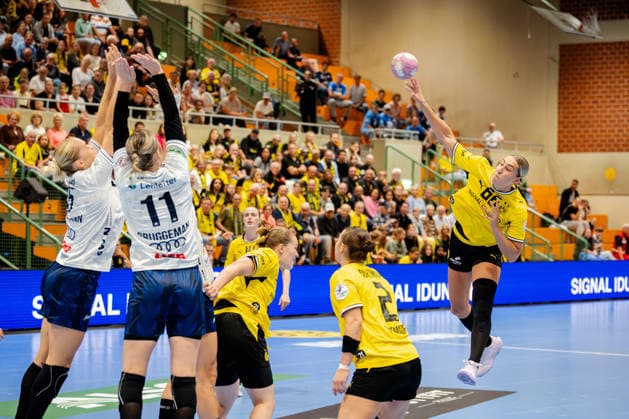 Dortmund, September 2, 2026, Handball, Women s, Bundesliga, Matchday 2, BVB Borussia Dortmund vs. Sport Union Neckarsulm, Dana Bleckmann (BVB) scores with a shot from the backcourt against Neckarsulm s defensive block (66)