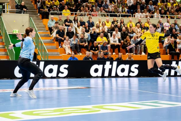 Dortmund, September 2, 2026, Handball, Women s, Bundesliga, Matchday 2, BVB Borussia Dortmund vs. Sport Union Neckarsulm, Kelly Vollebregt (BVB), 31, taking a shot on goal against Barbara Györi (Sport Union Neckarsulm), 54