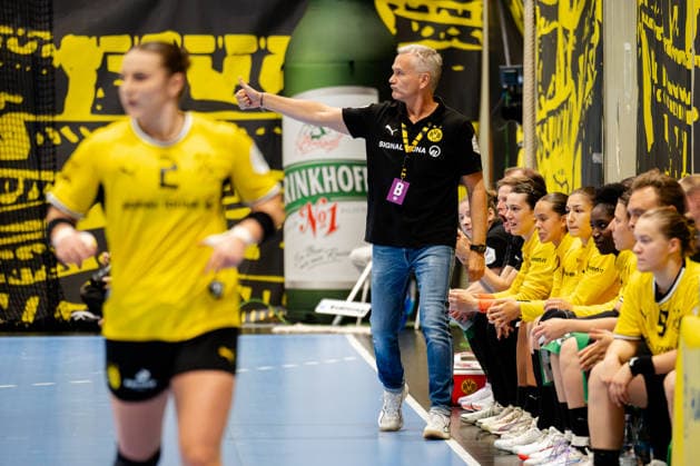 Dortmund, September 2, 2026, Handball, Women s, Bundesliga, Matchday 2, BVB Borussia Dortmund vs. Sport Union Neckarsulm, Kay Rothenpieler, BVB coach, giving a thumbs-up