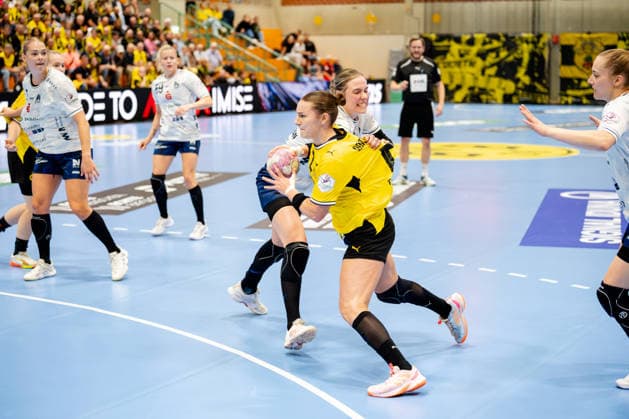 Dortmund, September 2, 2026, Handball, Women s, Bundesliga, Matchday 2, BVB Borussia Dortmund vs. Sport Union Neckarsulm, Mareike Thomaier (BVB), No. 2 in a one-on-one battle