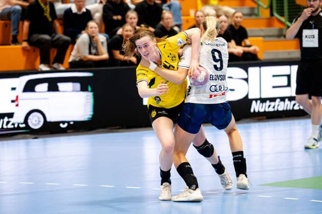 Dortmund, September 2, 2026, Handball, Women s, Bundesliga, Matchday 2, BVB Borussia Dortmund vs. Sport Union Neckarsulm, Alieke van Maurik (BVB), 14, in a one-on-one battle with Fanny Elovson (Sport Union Neckarsulm), 9